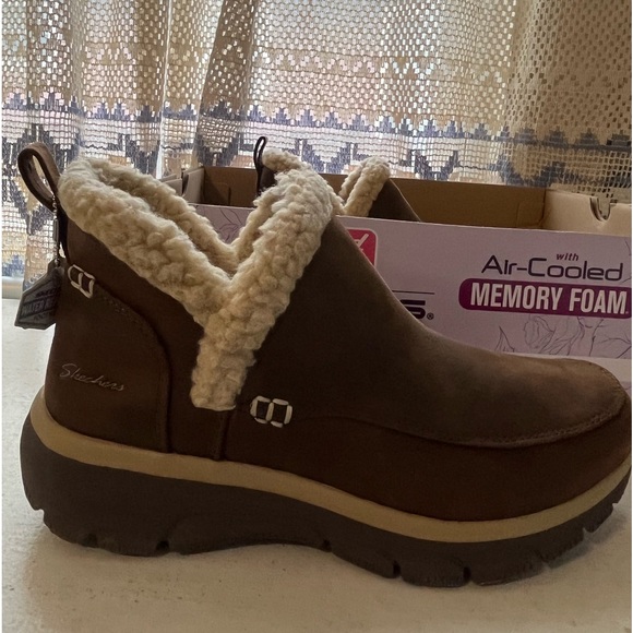 Skechers Women’s Water Repellent Boots - Size 6 - Picture 1 of 8